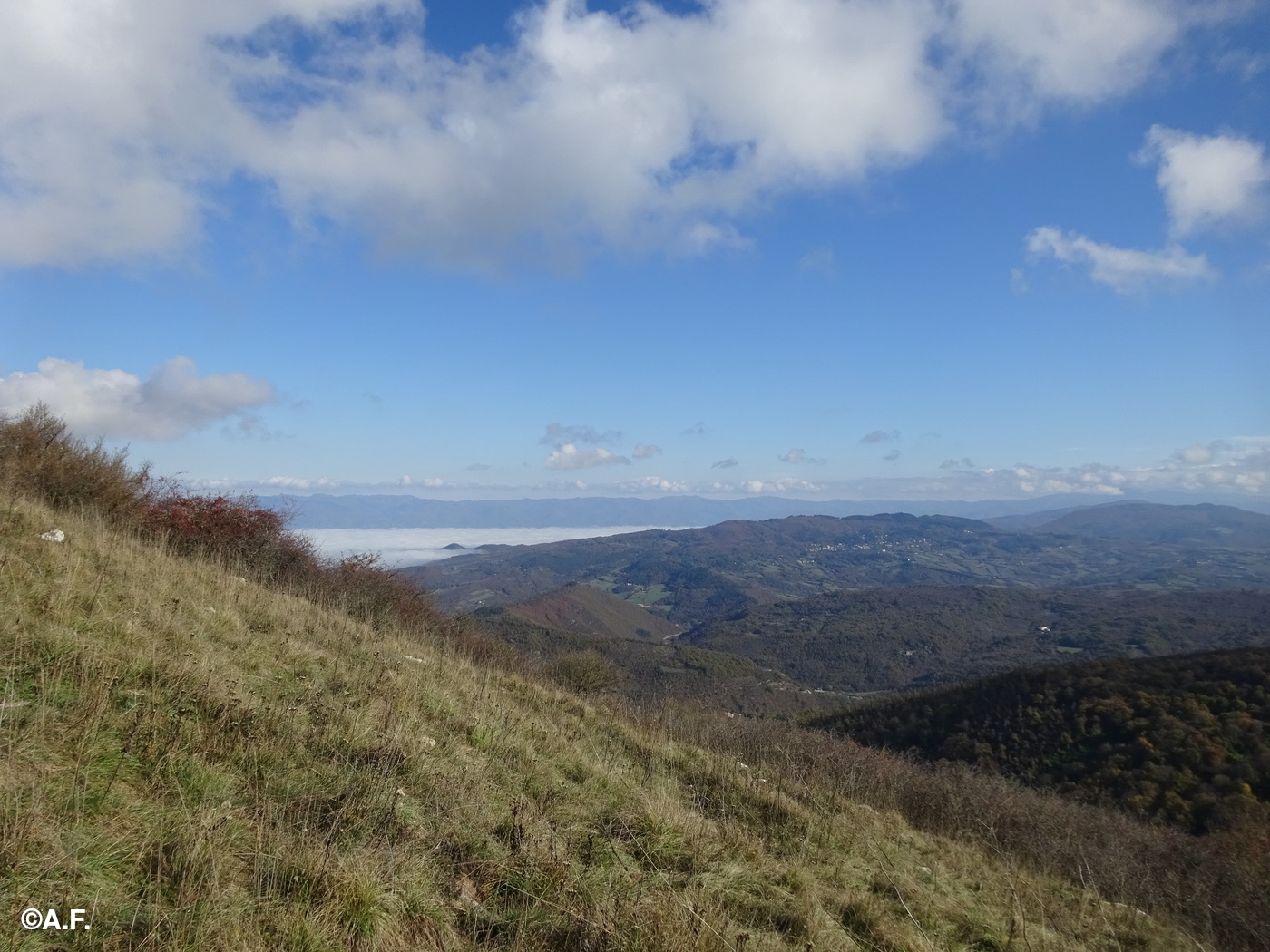 Panorama dal Poggio all'Aia verso la conca del Mugello (invasa dalla nebbia) e il crinale appenninico