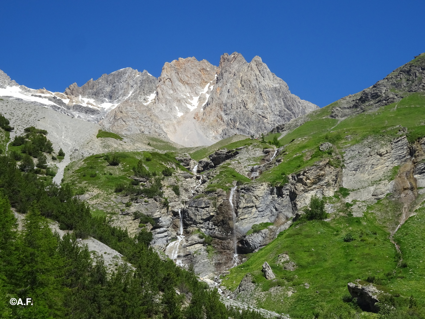 Le cascate del Rio della Rho; sullo sfondo la Gran Somma e la Gran Bagna