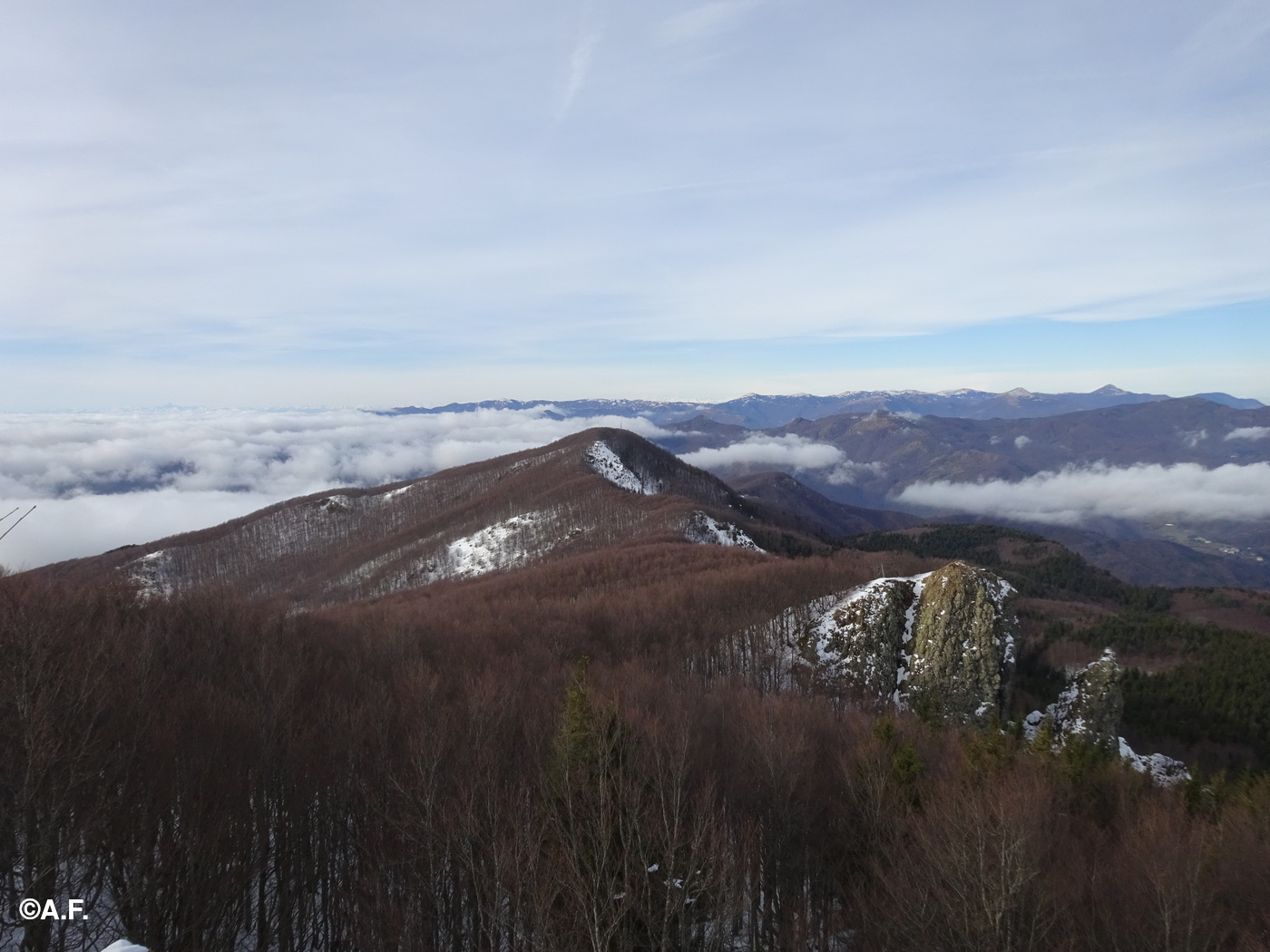 La Pietra del Fulmine (a destra) e il Monte degli Abeti visti dal Monte delle Lame