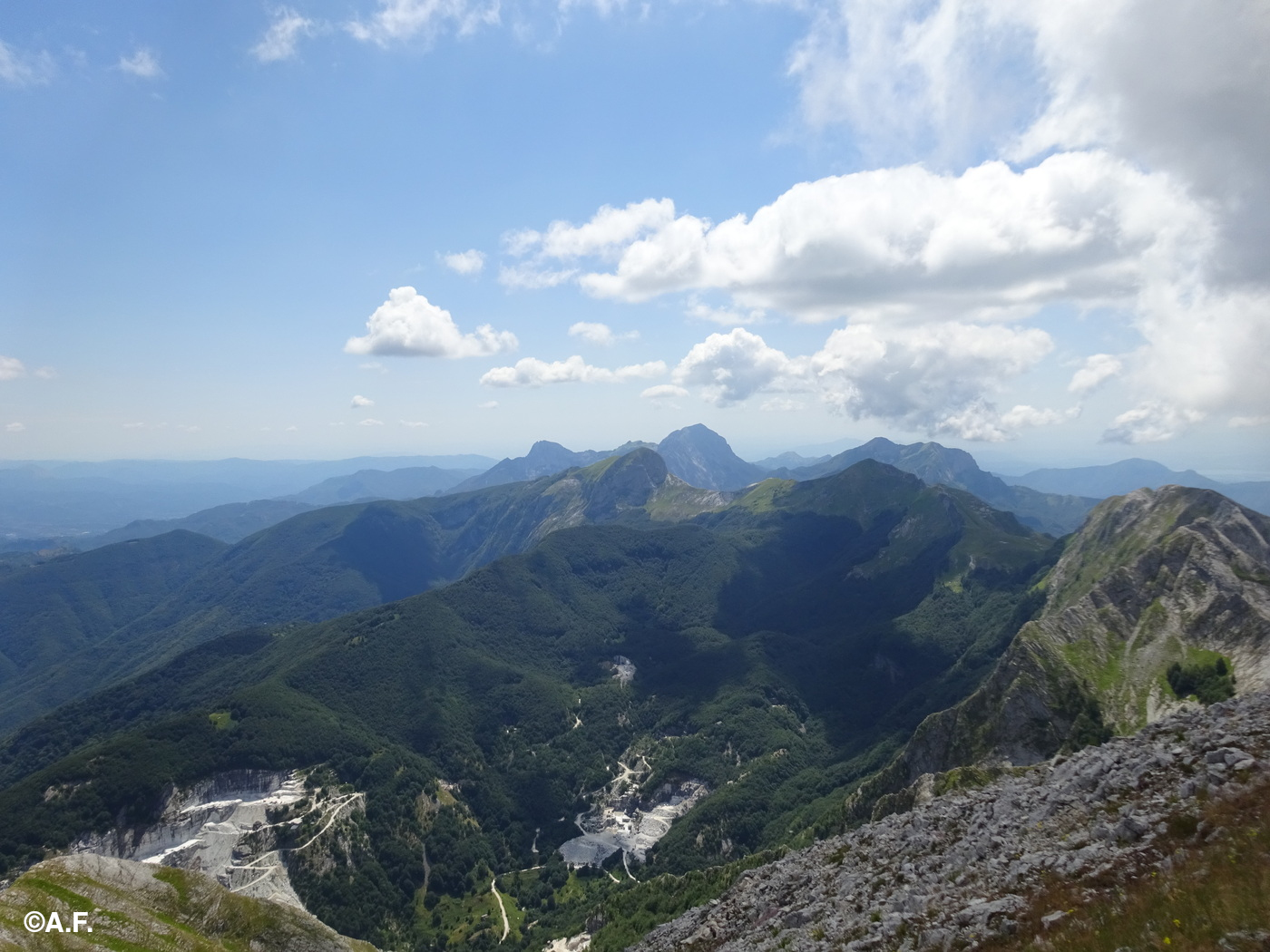 Panorama dalla Tambura verso sud-est; sullo sfondo la Pània della Croce