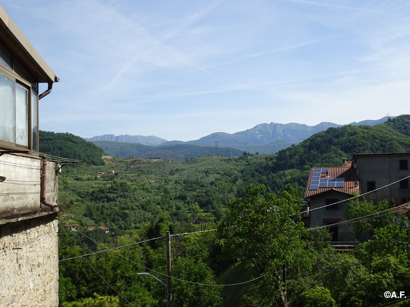 Panorama da Àiola; sullo sfondo a sinistra l'Alpe di Succiso, a destra il Monte la Nuda