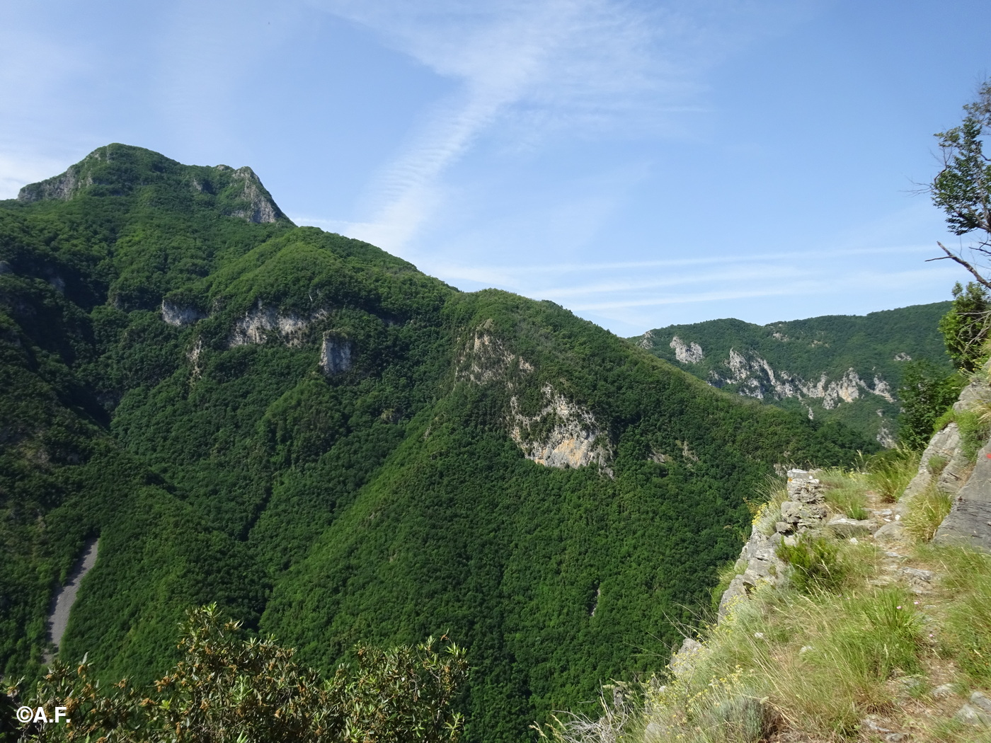 Un tratto di mulattiera; a sinistra la Torre di Monzone