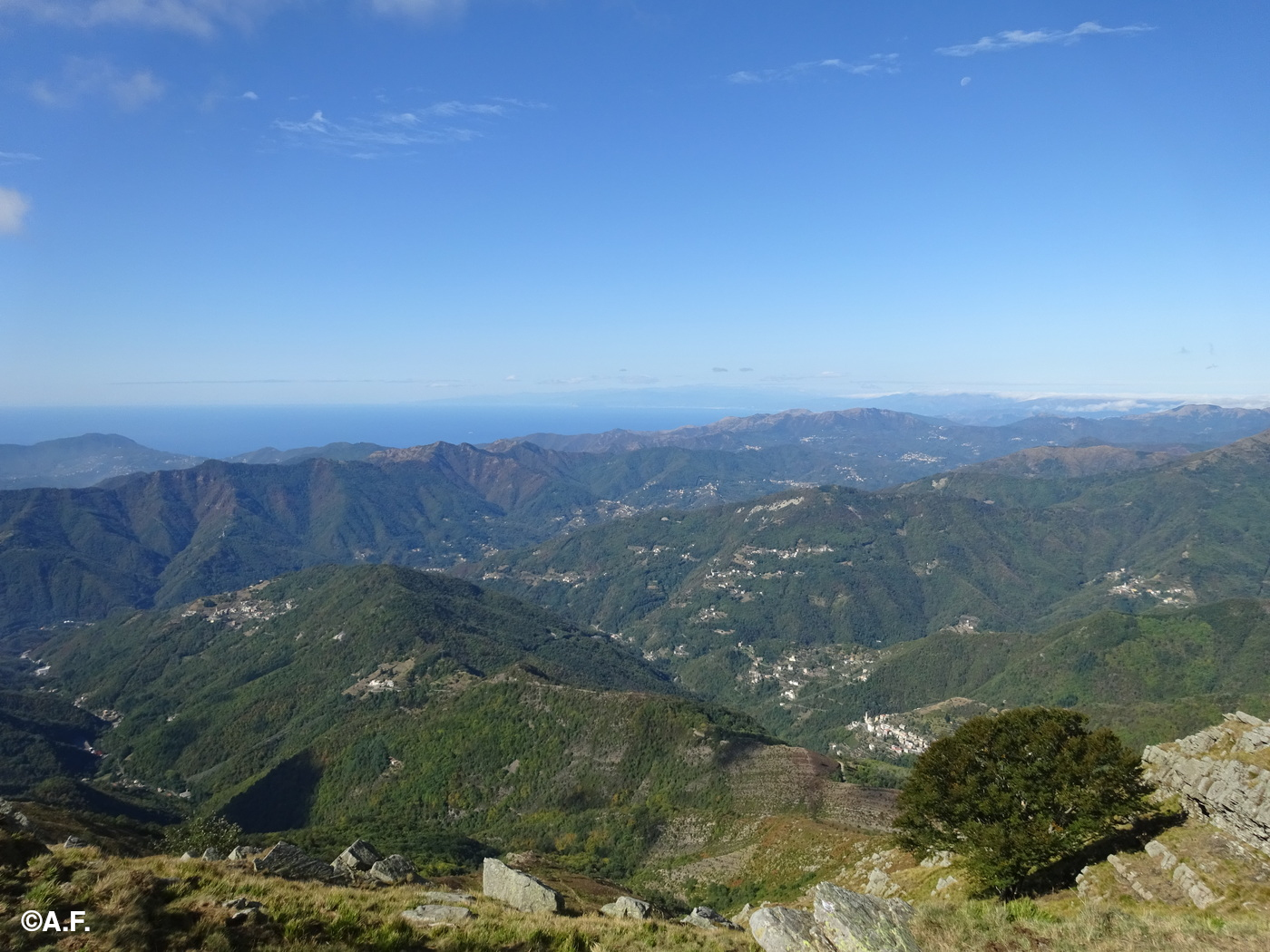 Panorama dalla cappelletta verso la Val Fontanabuona e il mare