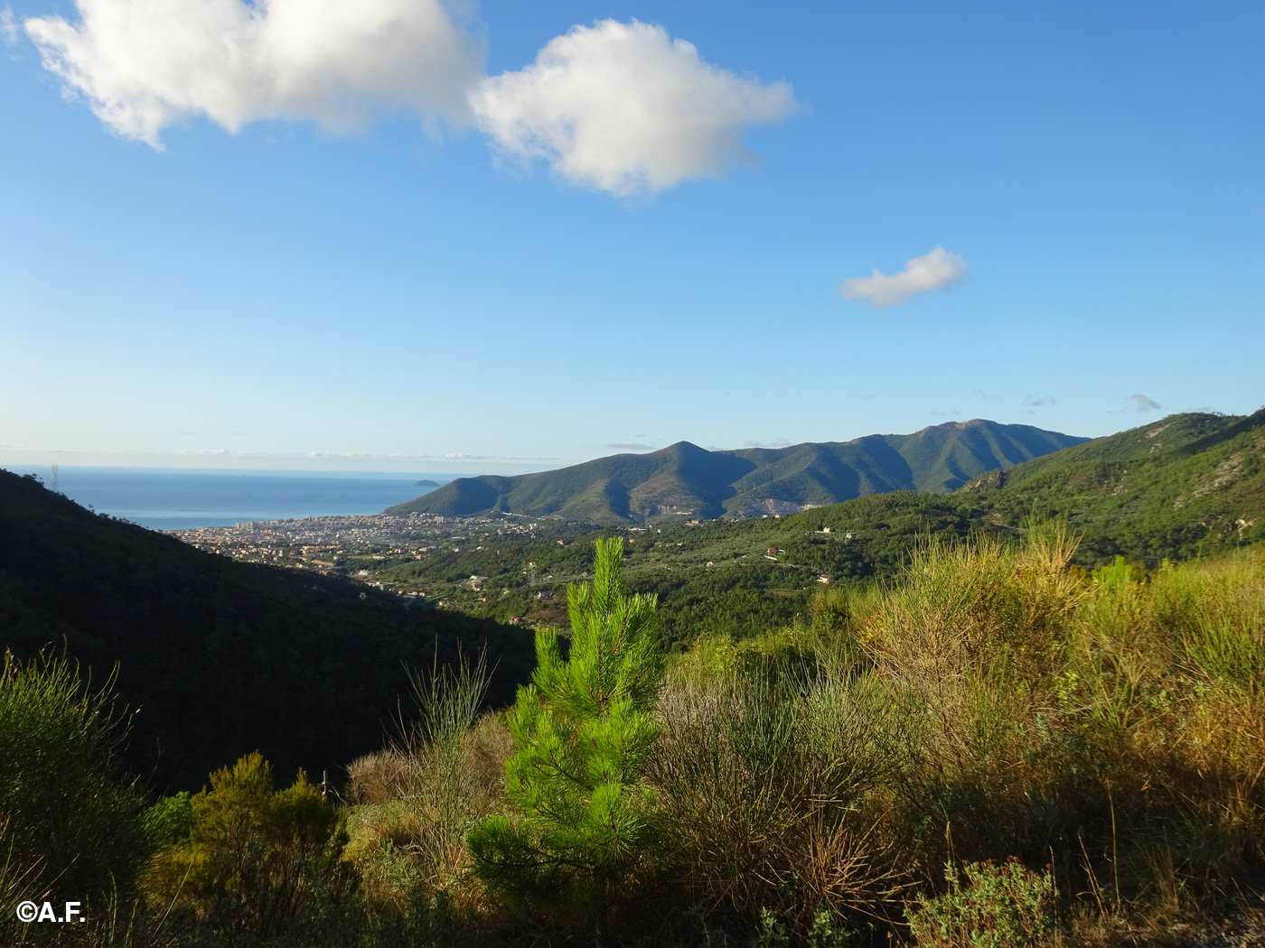 Panorama verso Borghetto Santo Spirito, il Monte Croce e il mare