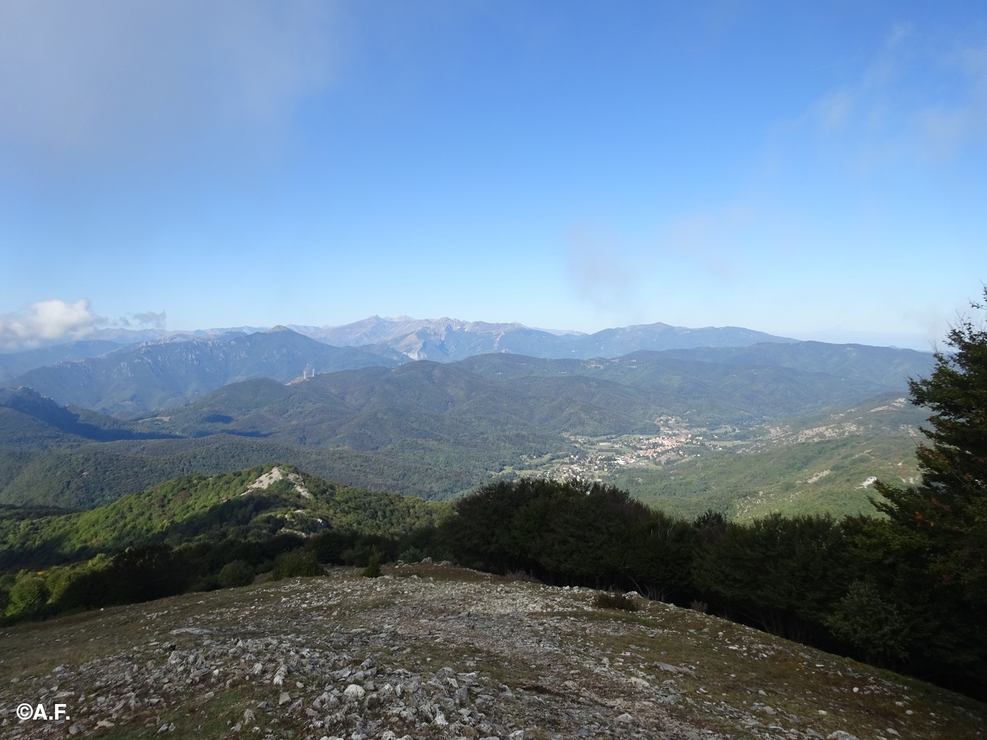 Panorama dal Monte Carmo verso Bardineto e le Alpi Liguri