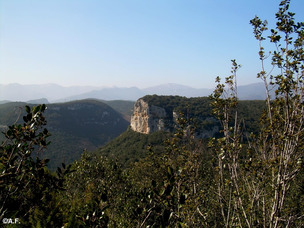 La Rocca di Corno vista dai pressi dell'Arma delle Fate
