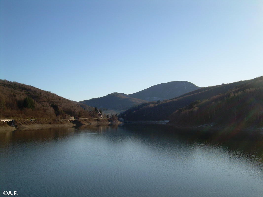 Il Lago di Osiglia e il Monte Settepani