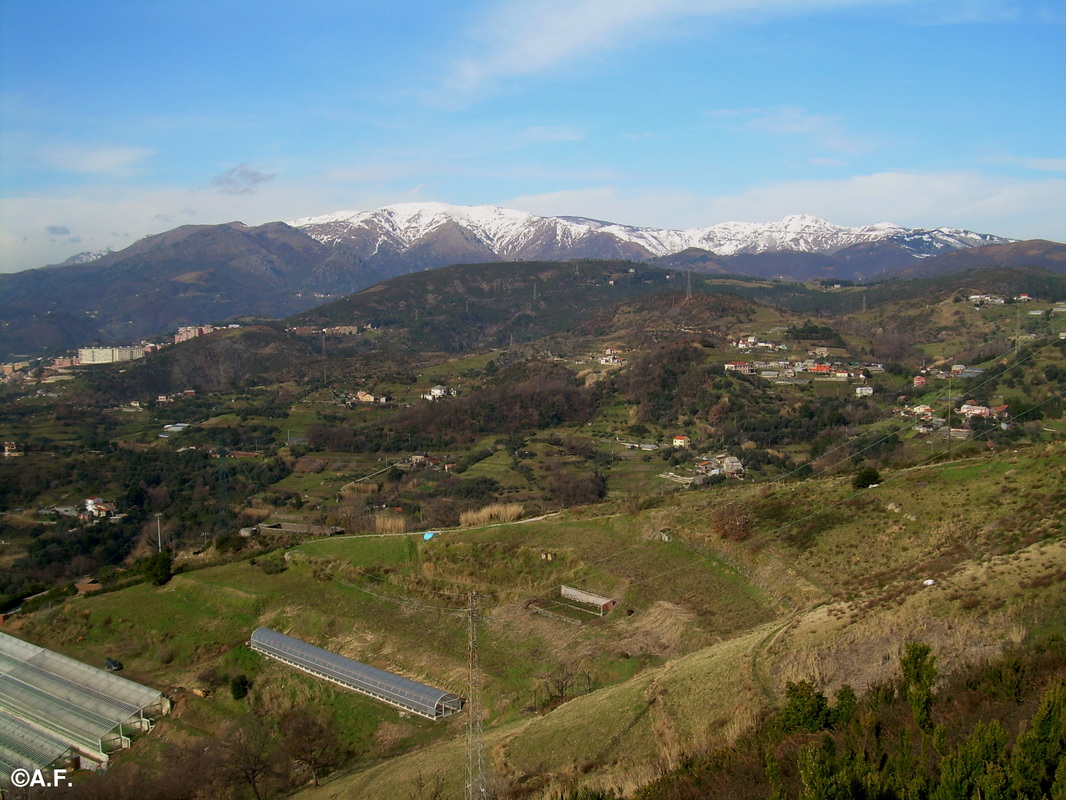 Panorama verso ovest dal Bric Cabanina, con i monti Réixa e Dente innevati sullo sfondo