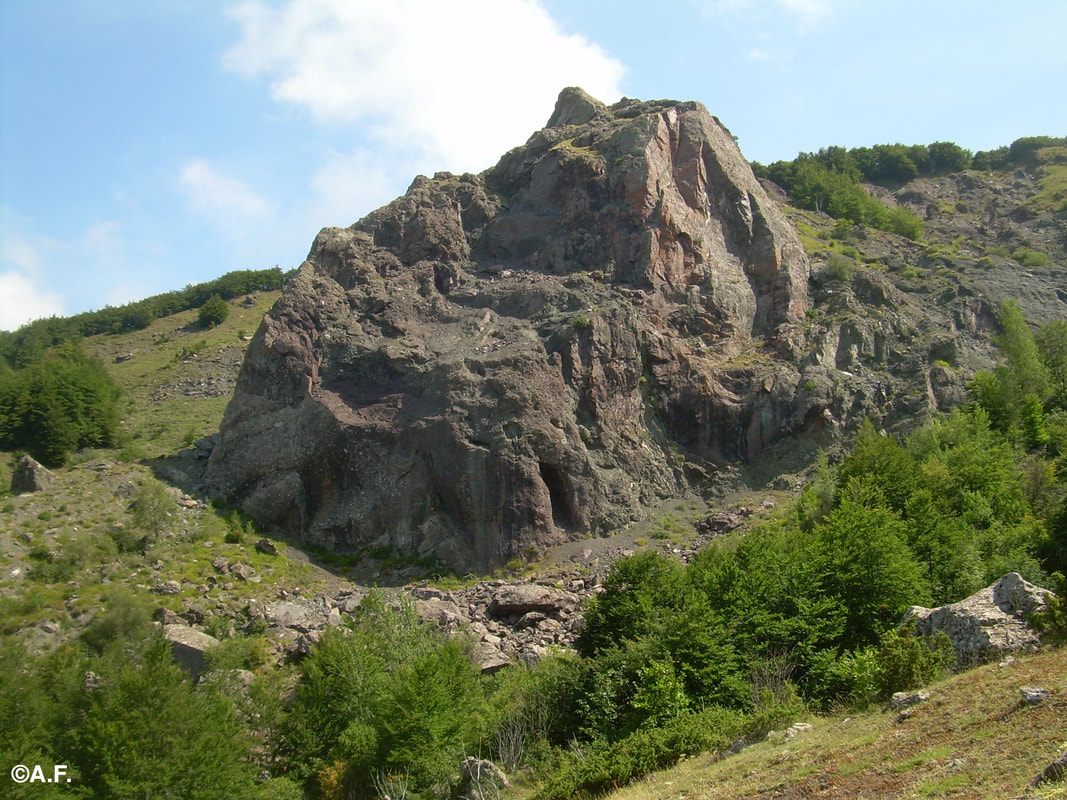 Il grande torrione rossastro a nord della Rocca Marsa