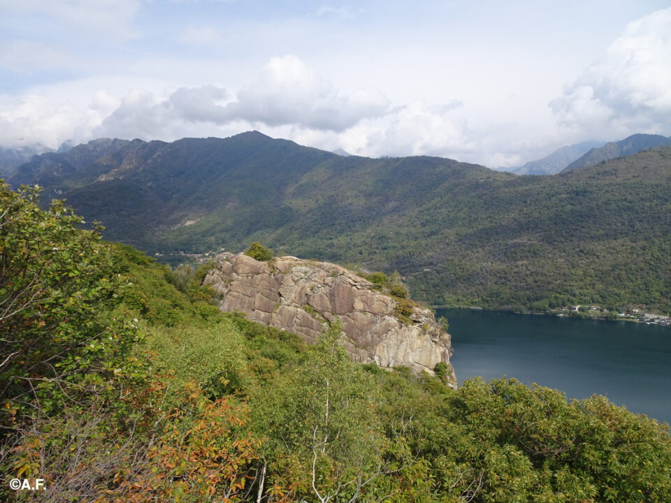 Il Sasso del Magnano emerge dai boschi; dietro, il Lago di Mergozzo e il Monte Faiè