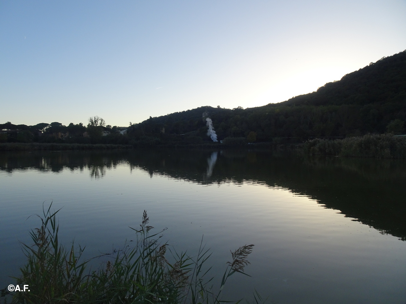 Crepuscolo al Lago Boracifero, con un soffione sullo sfondo