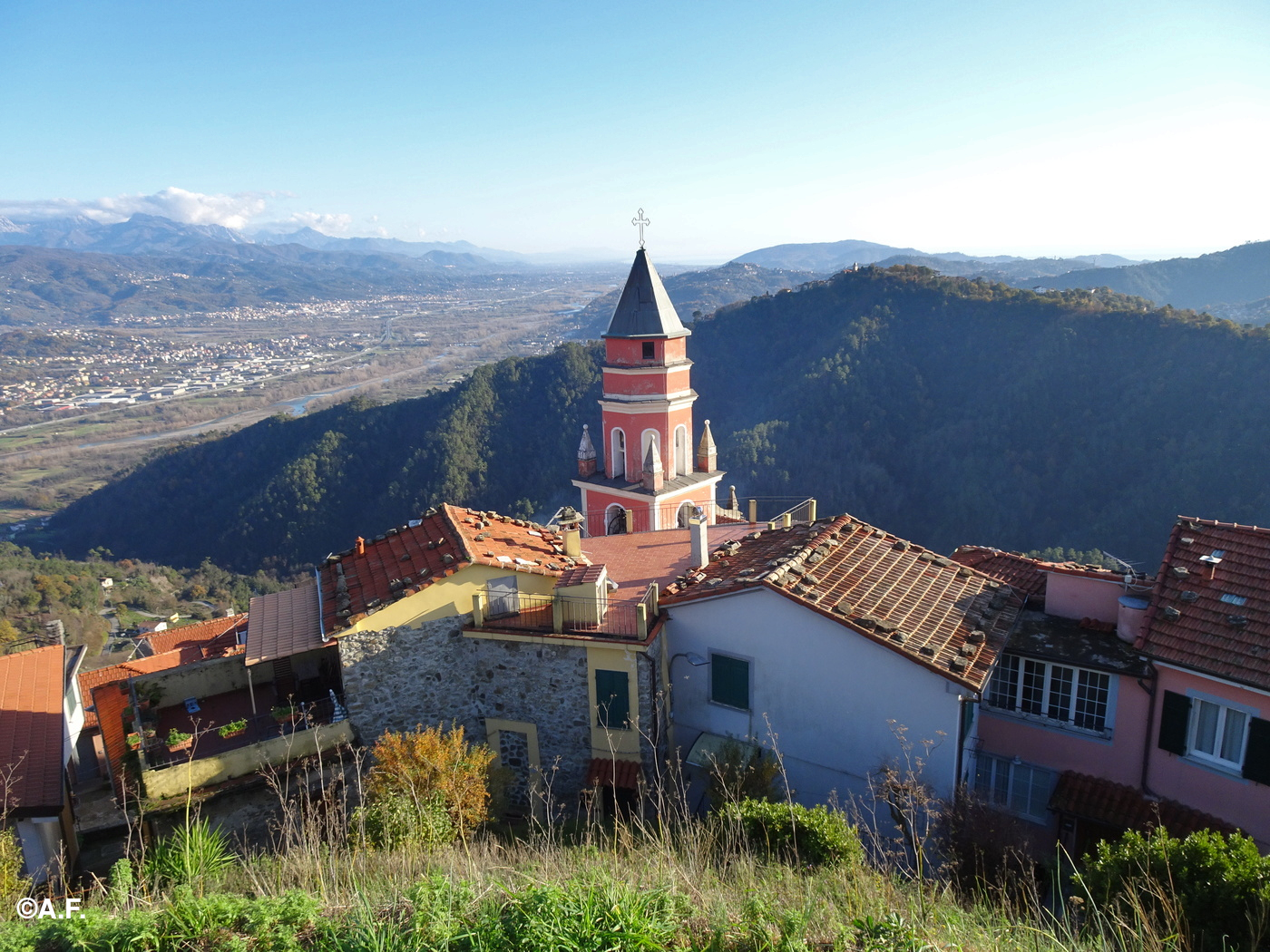 Il borgo di Tivegna e la piana del Fiume Magra