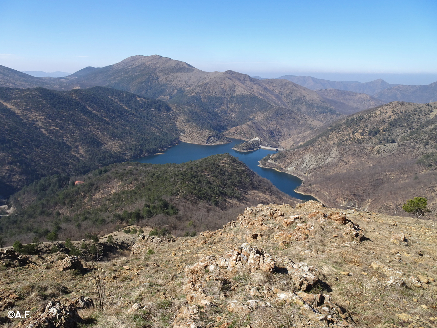Panorama dal Bric Nasciu verso il Lago Bruno e la Costa Lavezzara