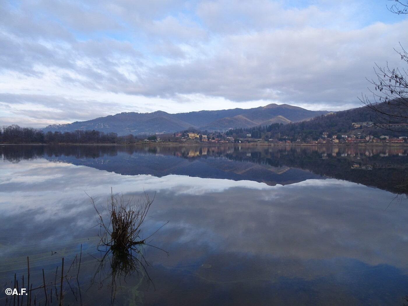 Il Lago di Montórfano, con il Monte Boletto sullo sfondo