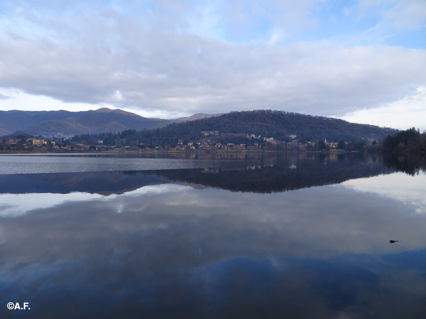 Il Lago di Montorfano, sovrastato dal monte omonimo