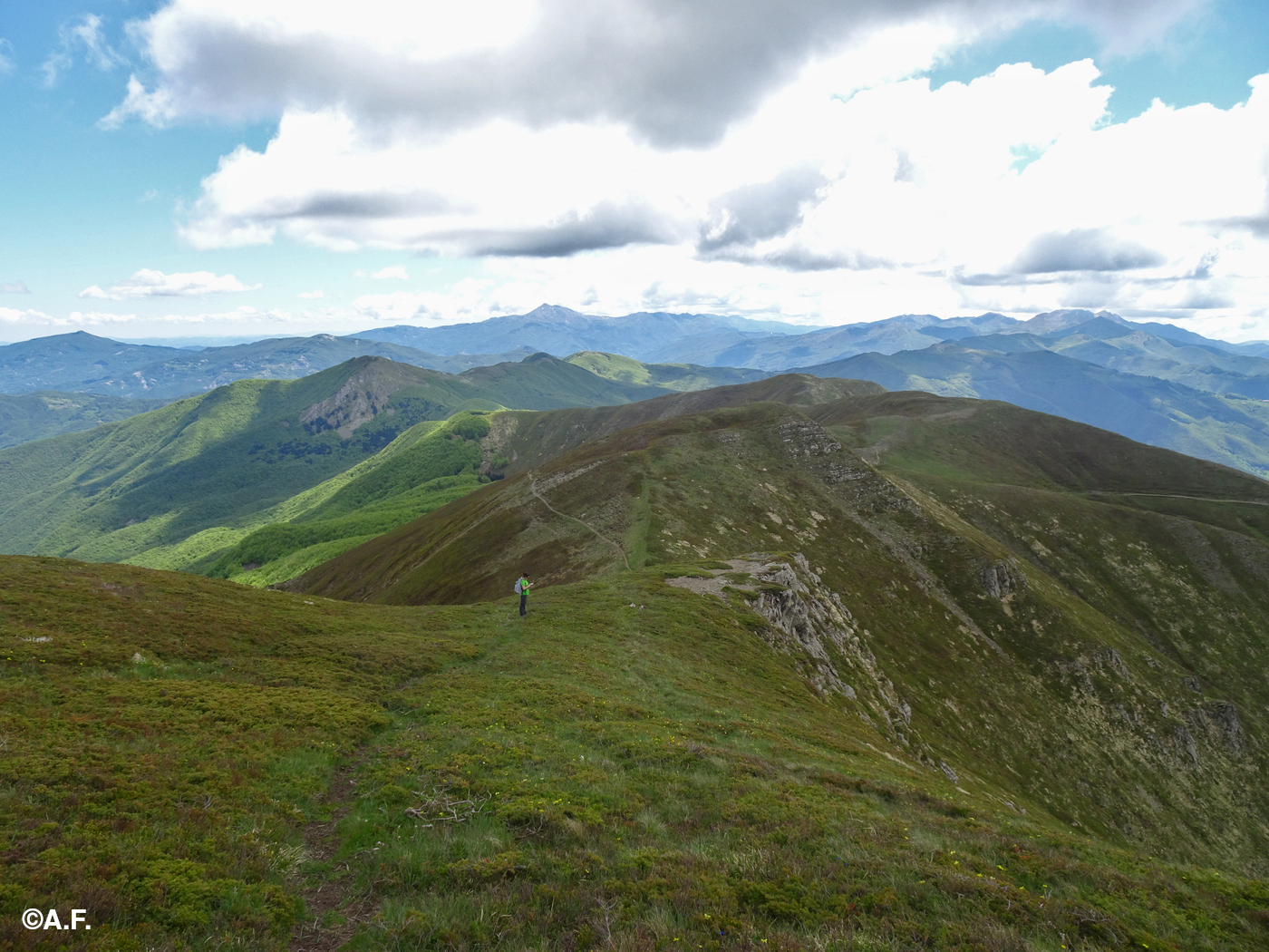 Panorama verso sud-est dal crinale sopra alla Bocca di Massa