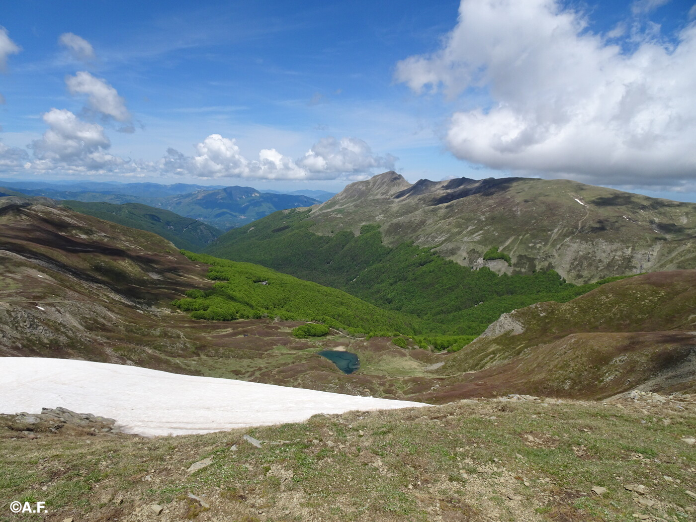 Panorama dal Monte Prado verso il Lago della Bargetana e il Monte Cusna