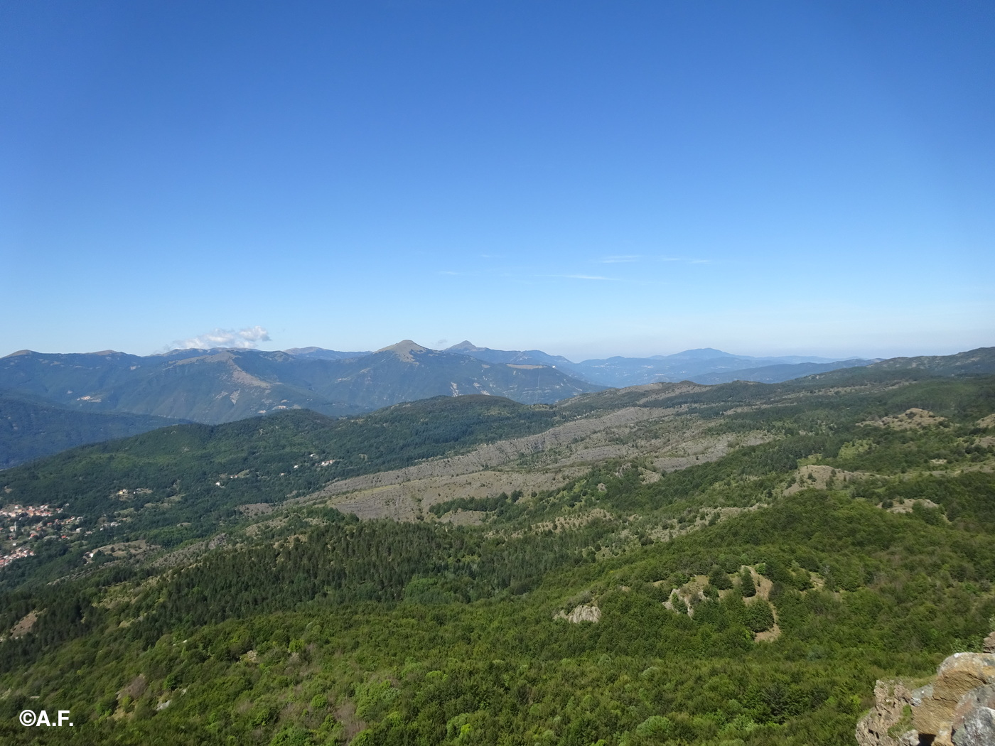 Panorama dalla Rocca Bruna verso la media Val Trebbia