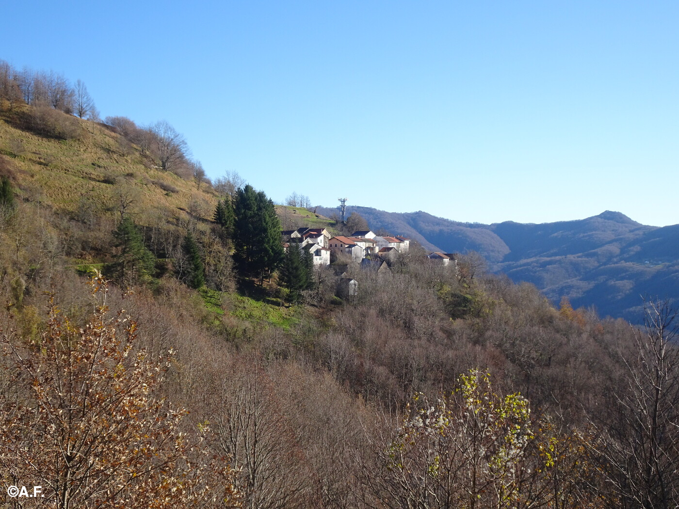 Panorama su Zeppado dal sentiero per Caprili