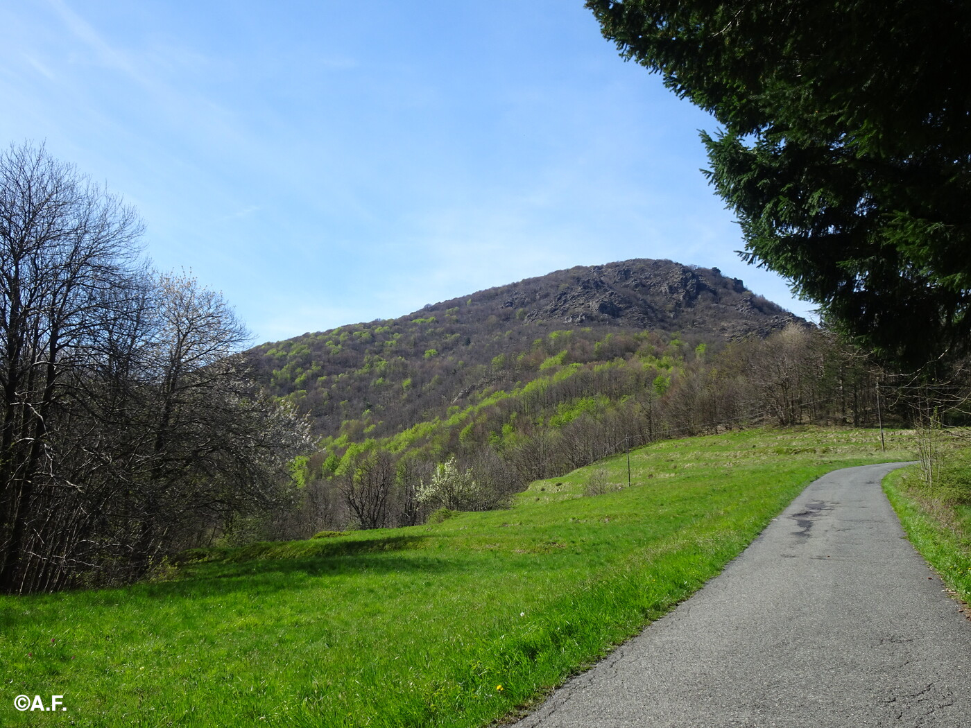 Il versante nord della Rocca della Biscia