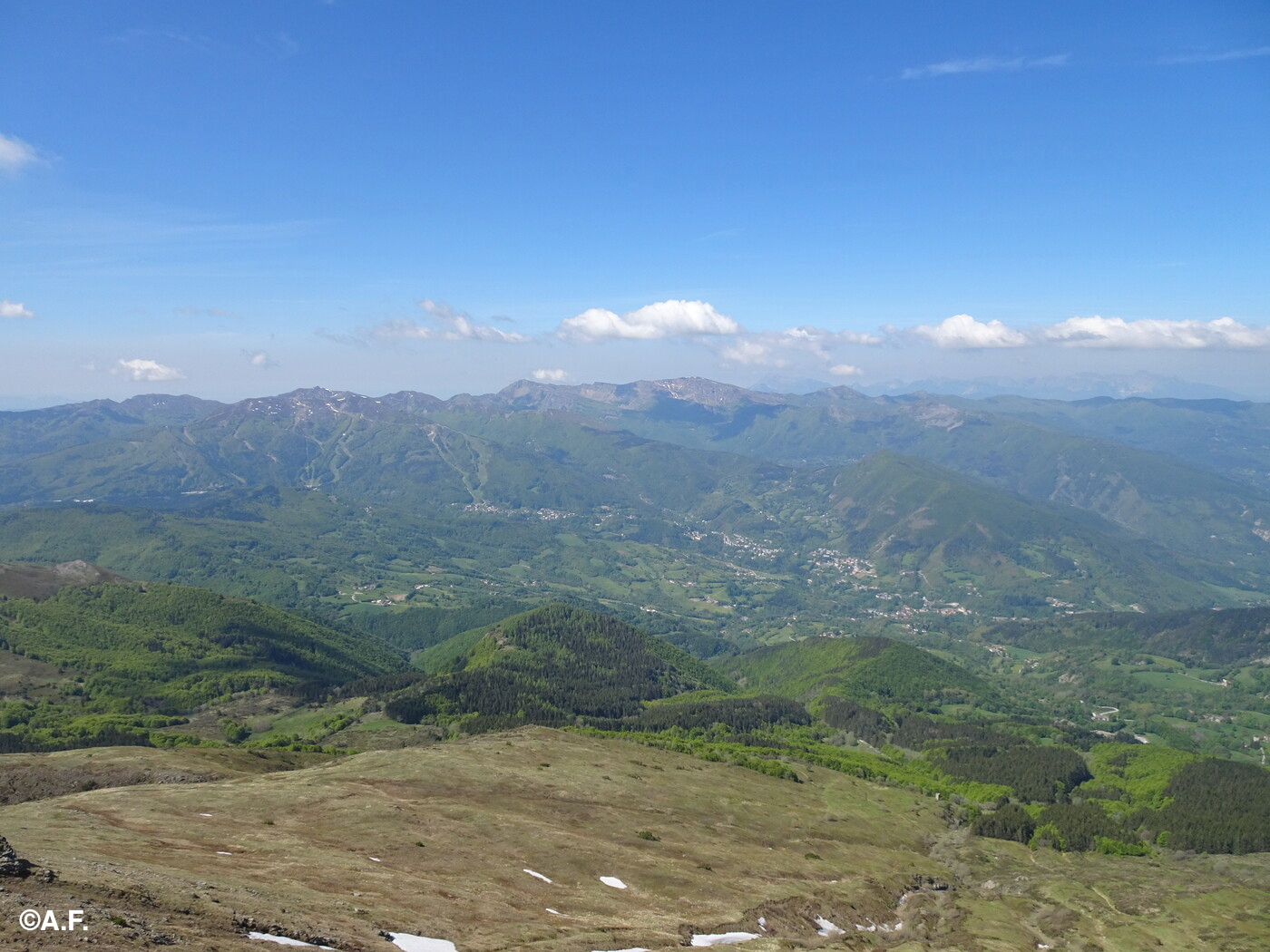 Panorama dalla vetta sull'alta Val Scoltenna