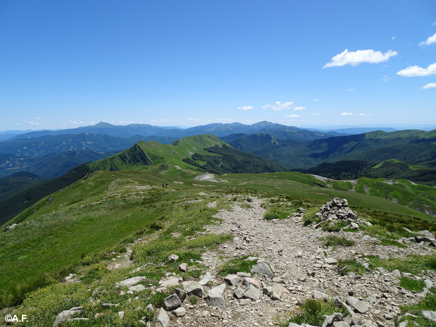 Voltandosi indietro dal costone che sale al Monte la Piella; sullo sfondo a sinistra il Monte Cimone