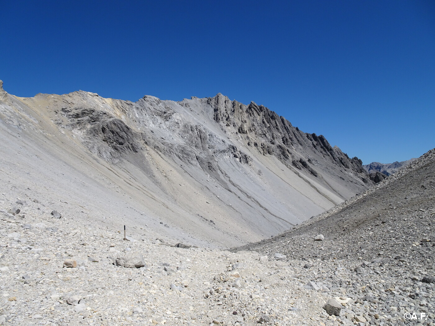 Percorrendo la parte superiore della Vallatscha d'Astras