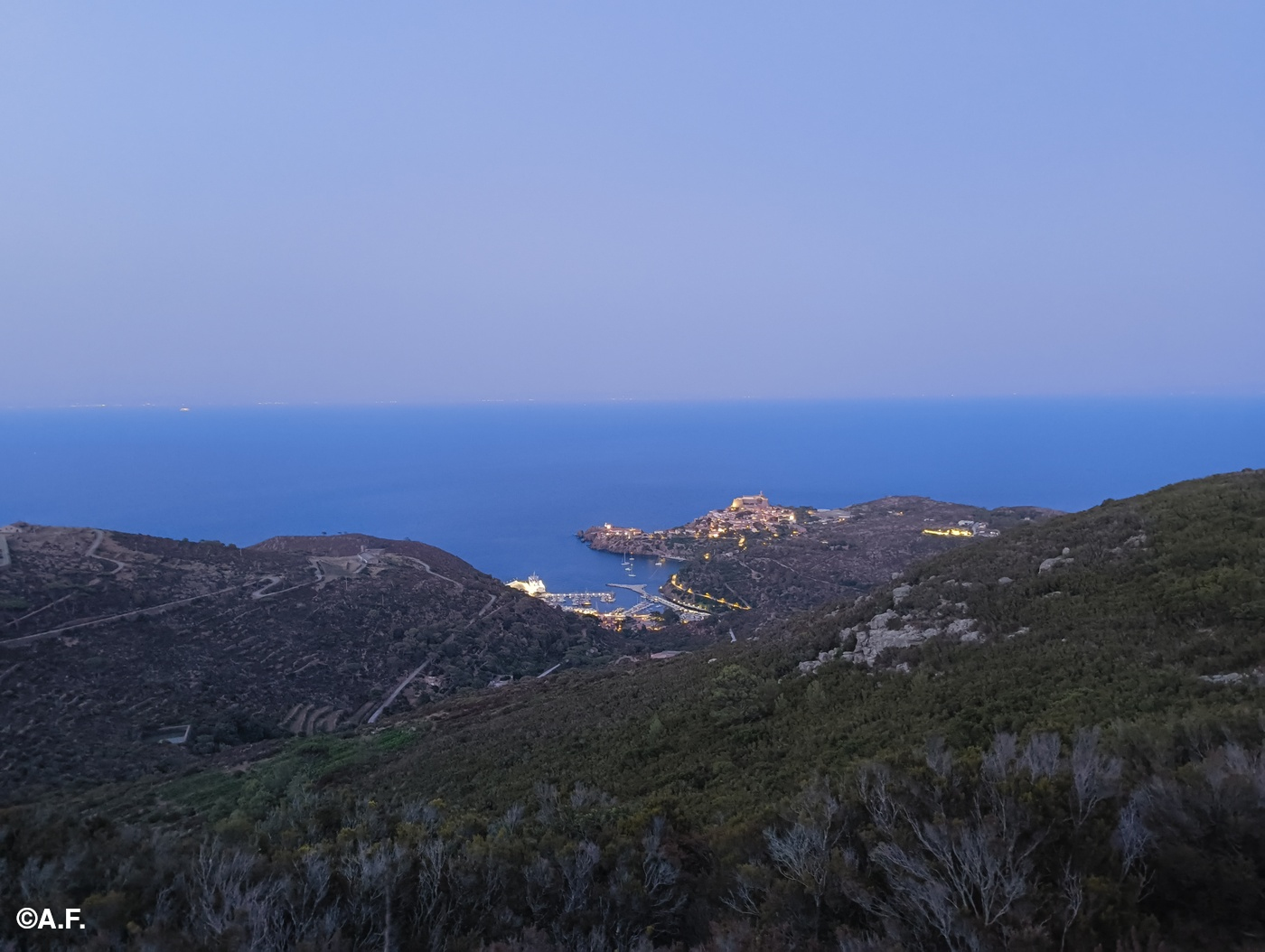 Il borgo di Capraia Isola e il Porto dal sentiero di discesa